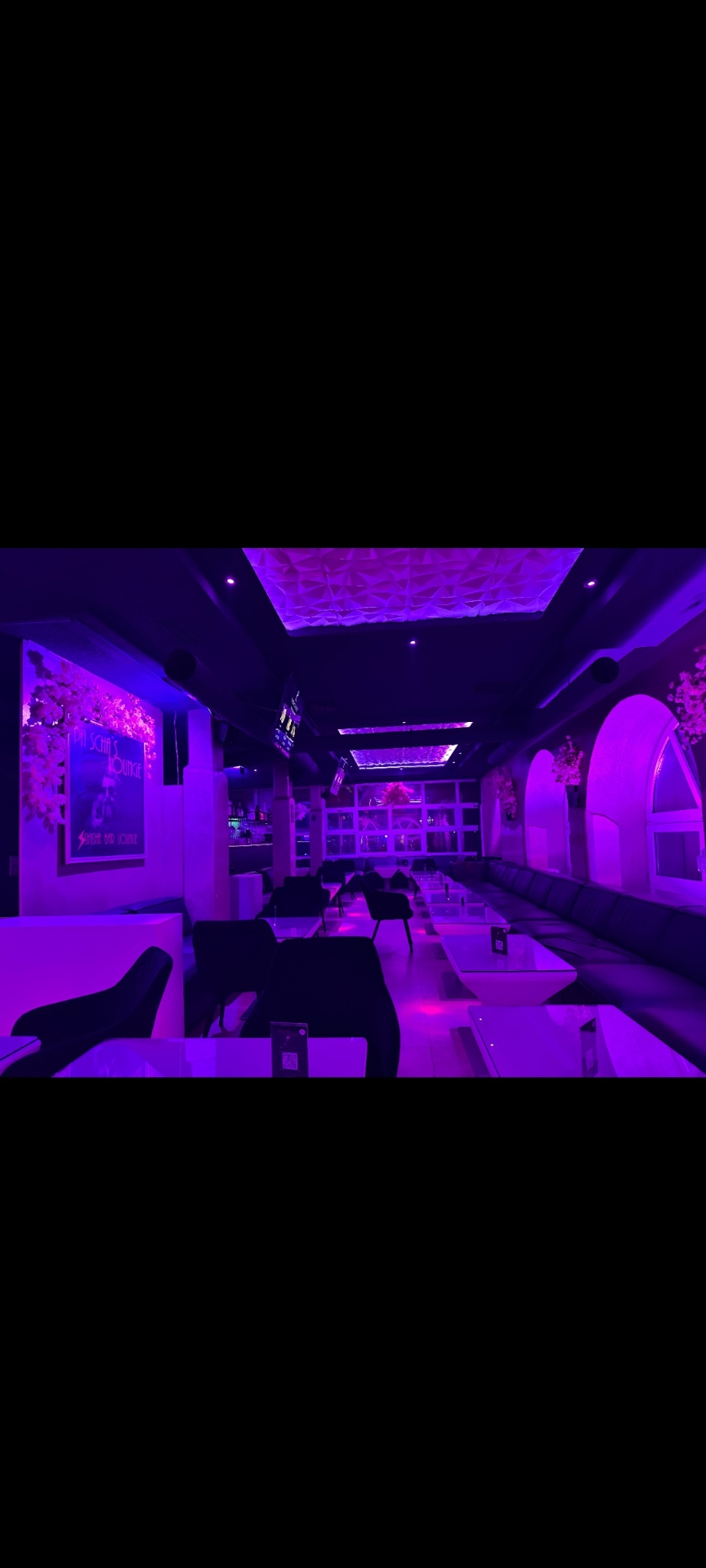 Lounge im lila Licht