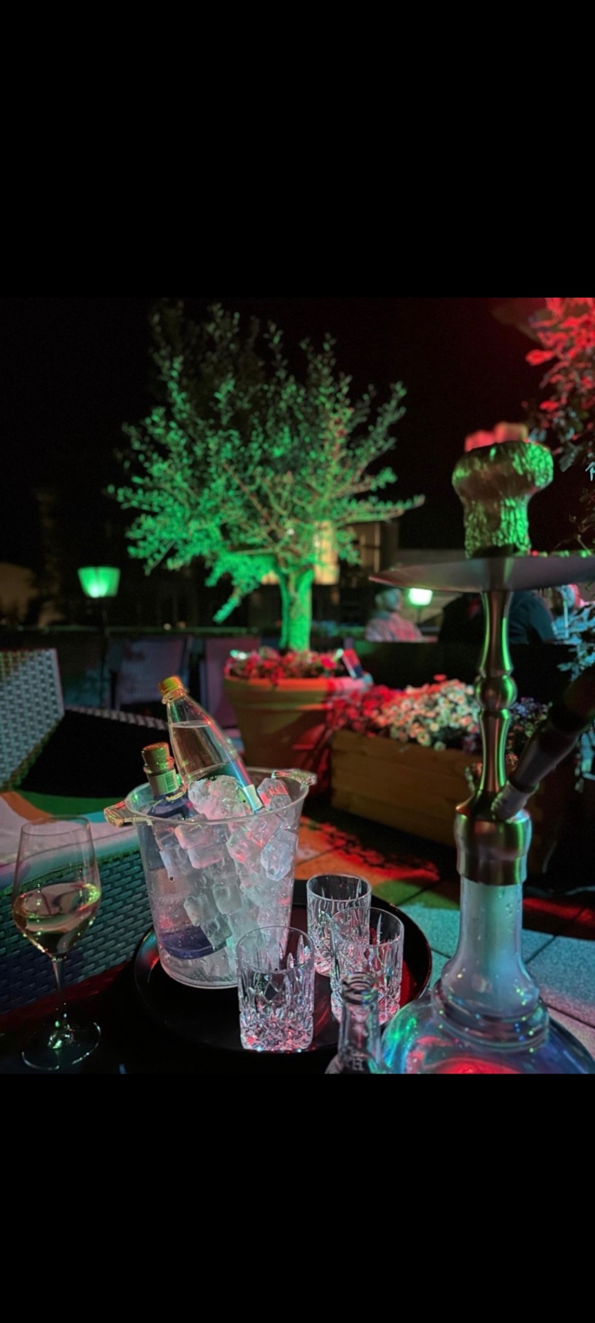 Terrasse bei Nacht mit Beleuchtung