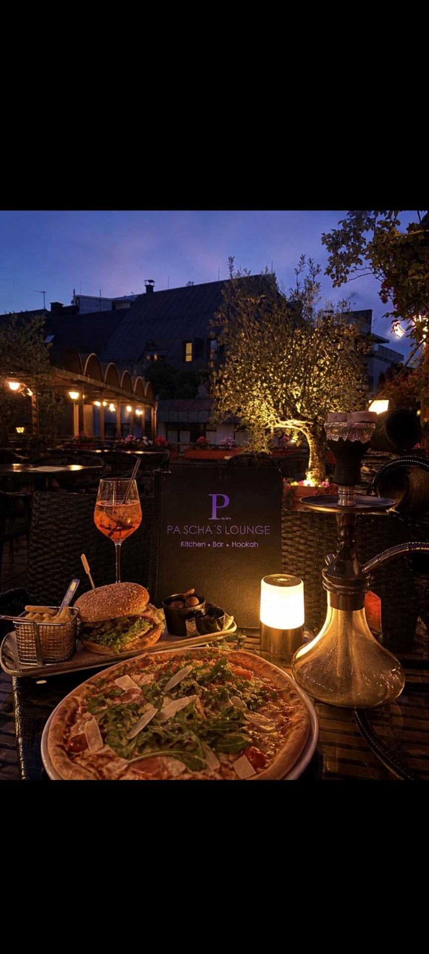 Pizza, Burger und Drinks auf der Terrasse